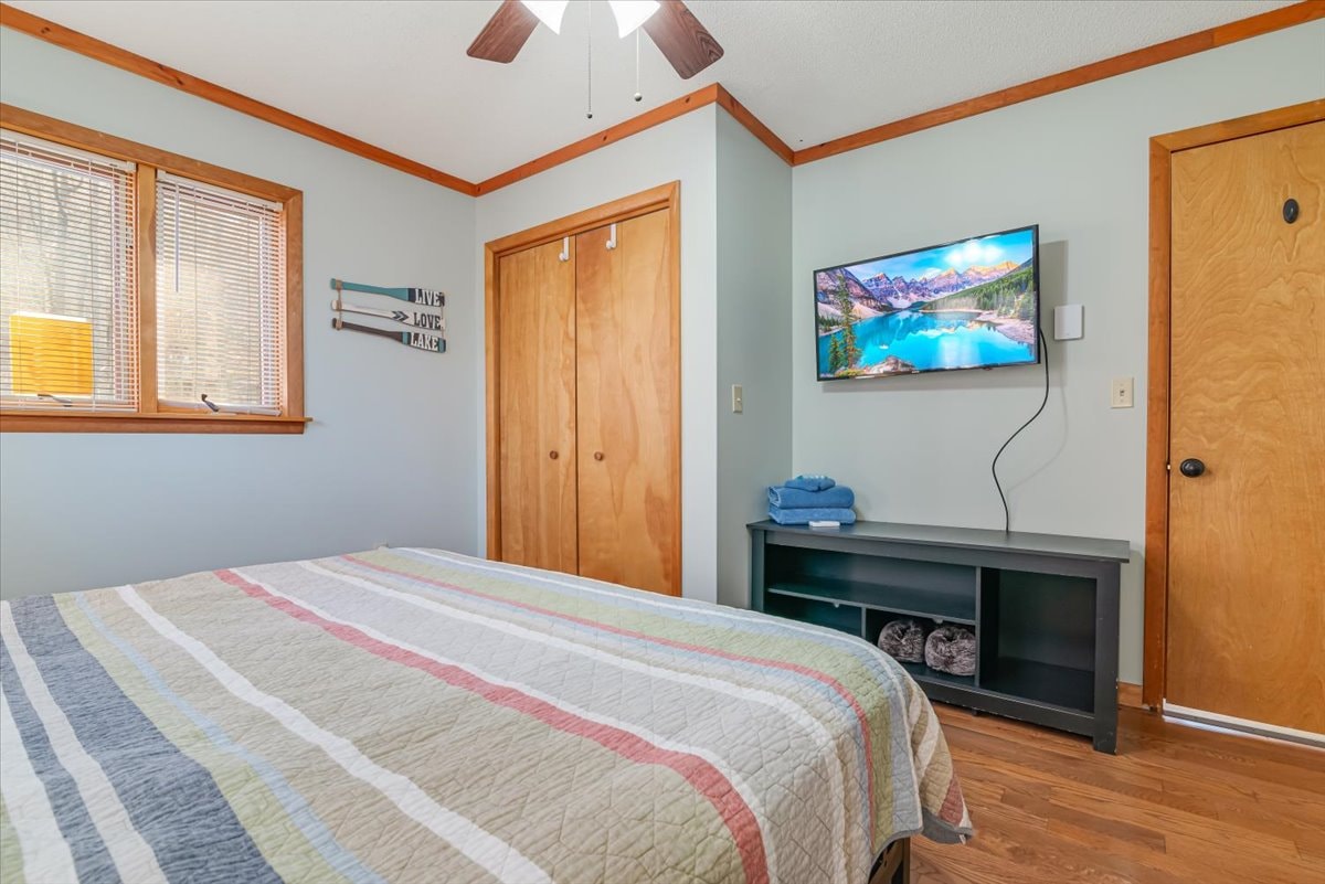 Bedroom with TV, closet and lake house decor